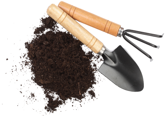 Ein kleiner Haufen Erde mit einer kleinen Schippe und Harke